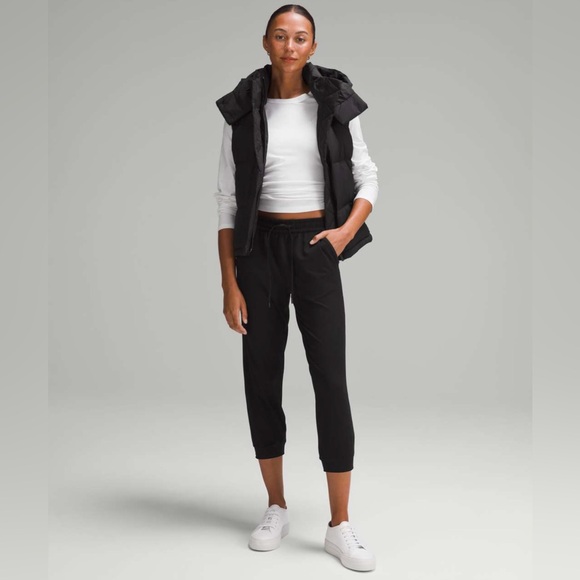 LULULEMON | ✨NEW✨ Soft Jersey Classic-Fit Mid-Rise Cropped Jogger in Black - Picture 3 of 8